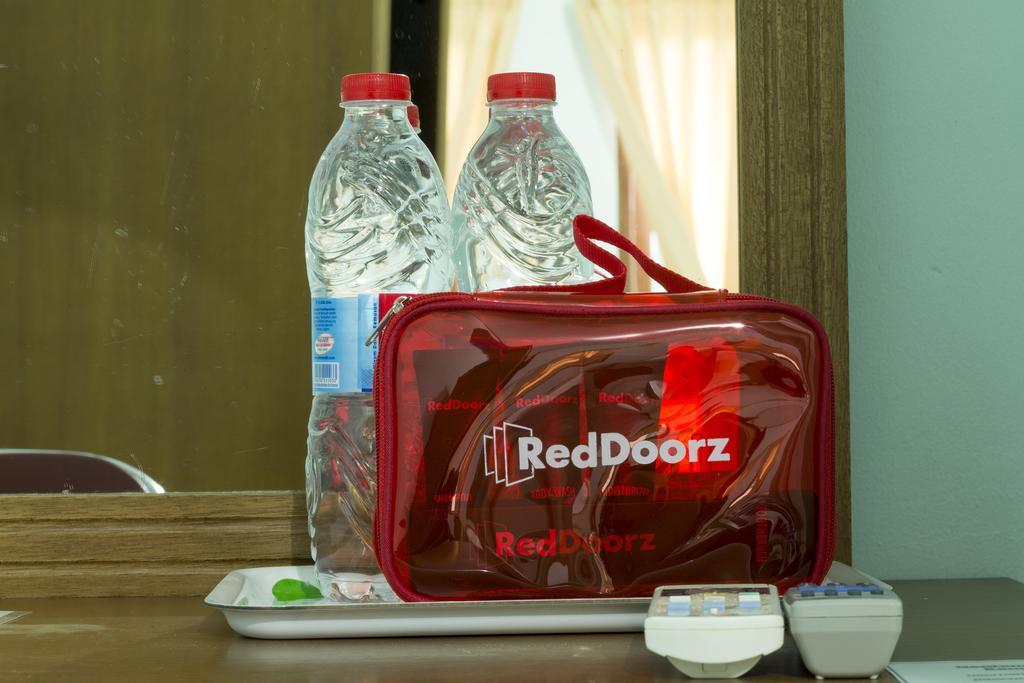 Hotel Reddoorz @ Pulomas Jakarta Exterior foto
