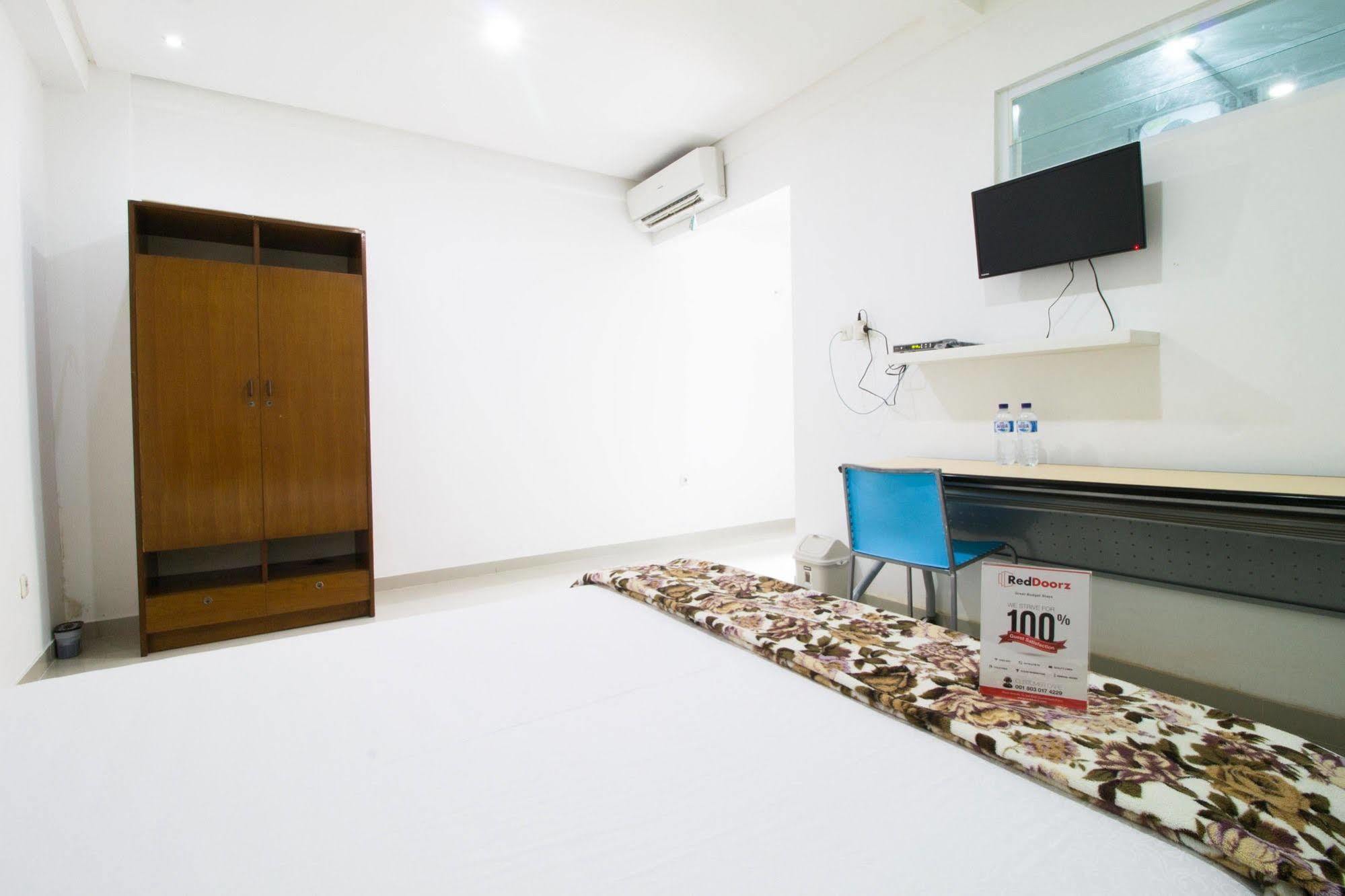 Hotel Reddoorz @ Pulomas Jakarta Exterior foto