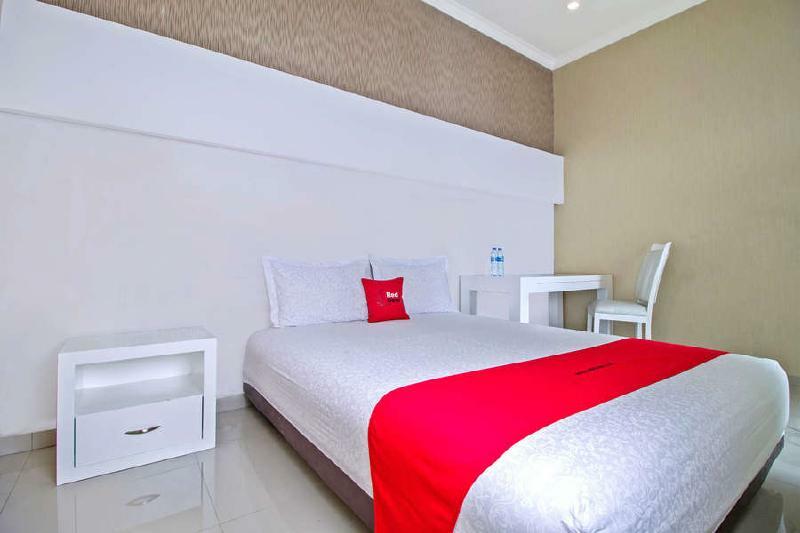 Hotel Reddoorz @ Pulomas Jakarta Exterior foto